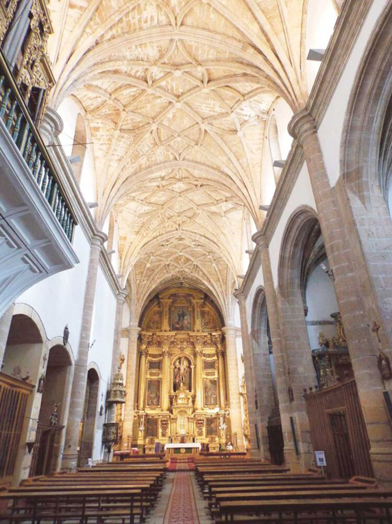Tributo a la reina Isabel I de Castilla en la iglesia de San Miguel